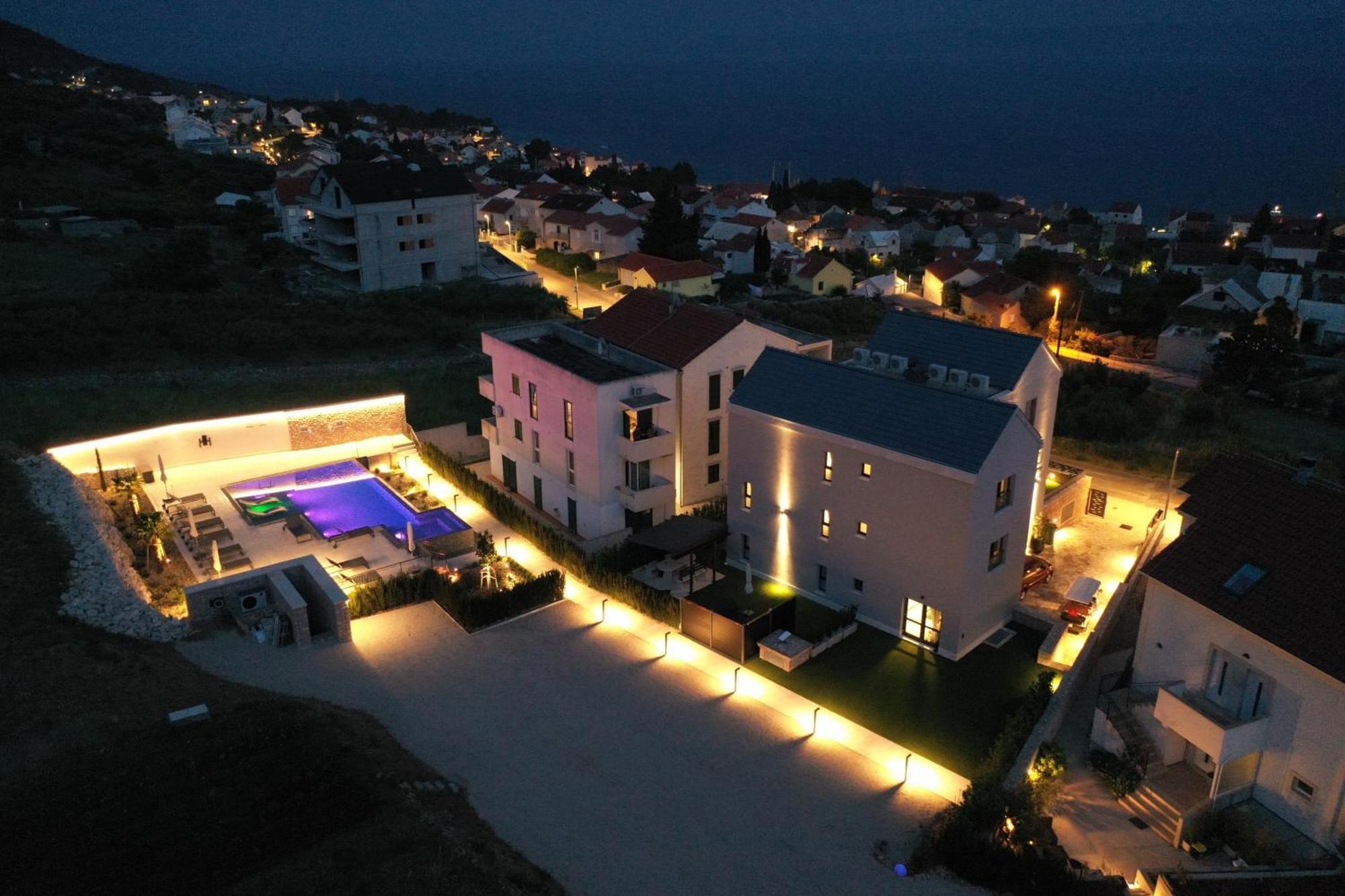 Grey House Apartment Bol Exterior photo
