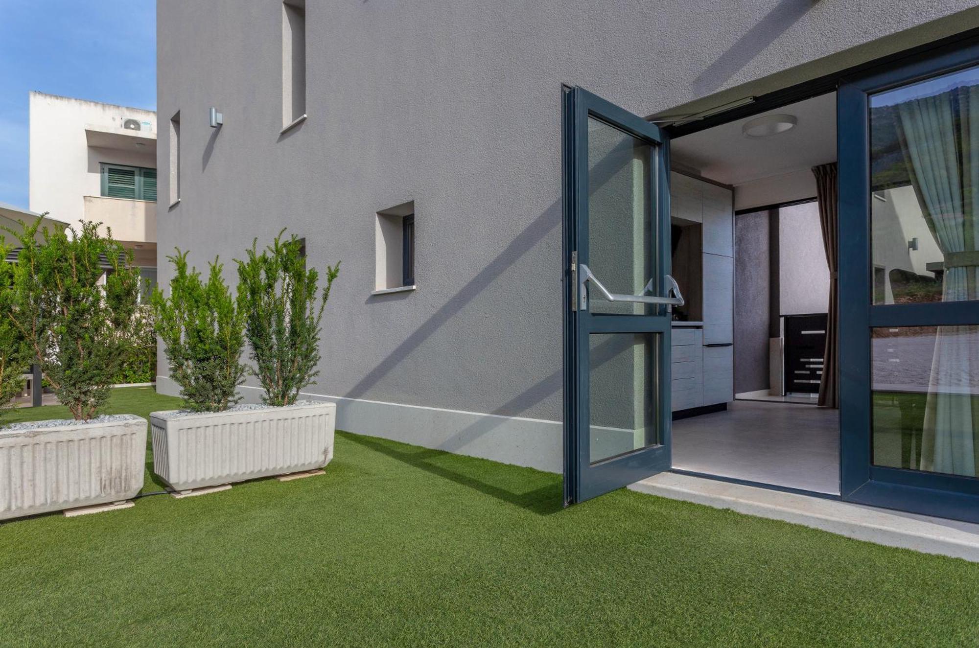 Grey House Apartment Bol Exterior photo
