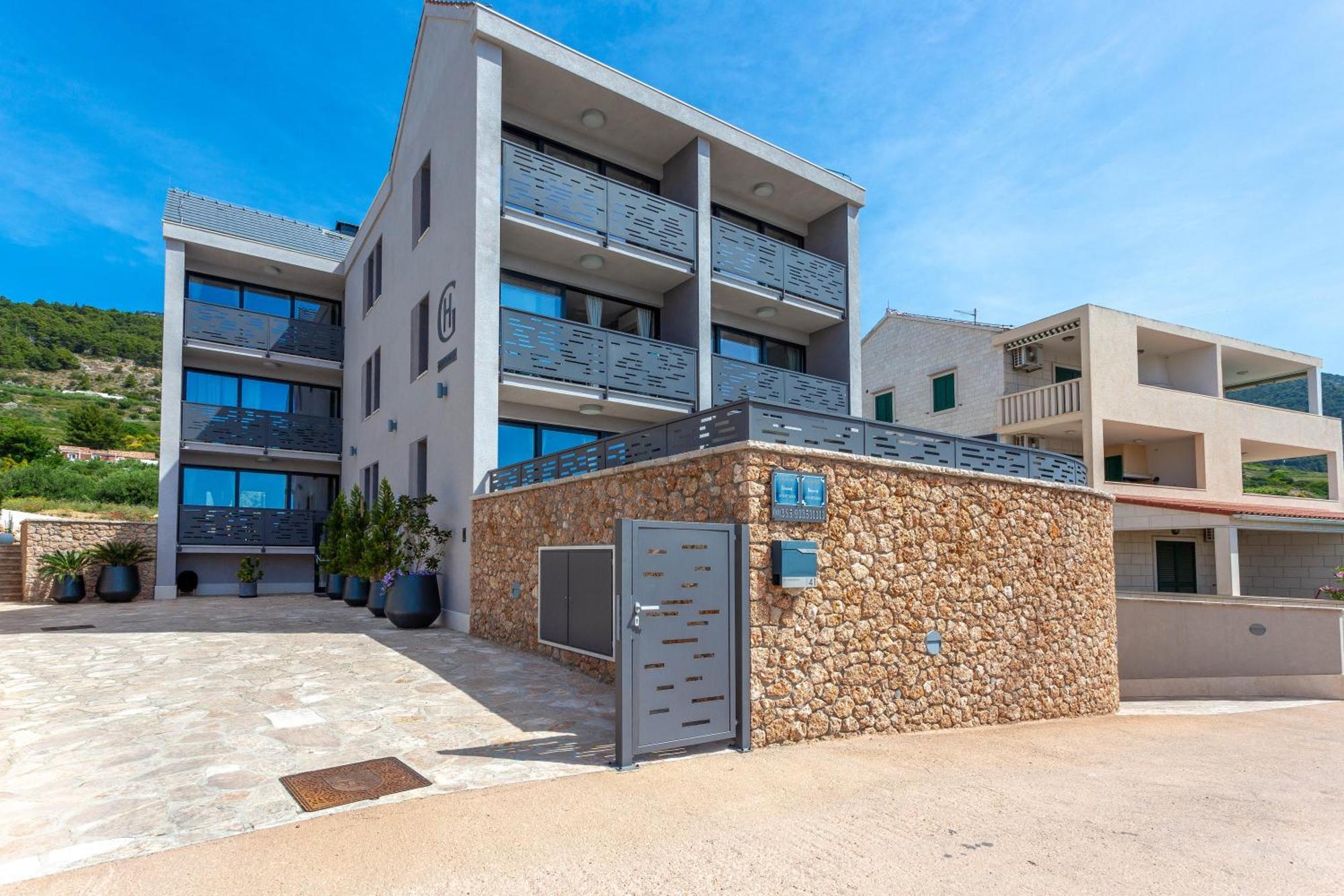 Grey House Apartment Bol Exterior photo