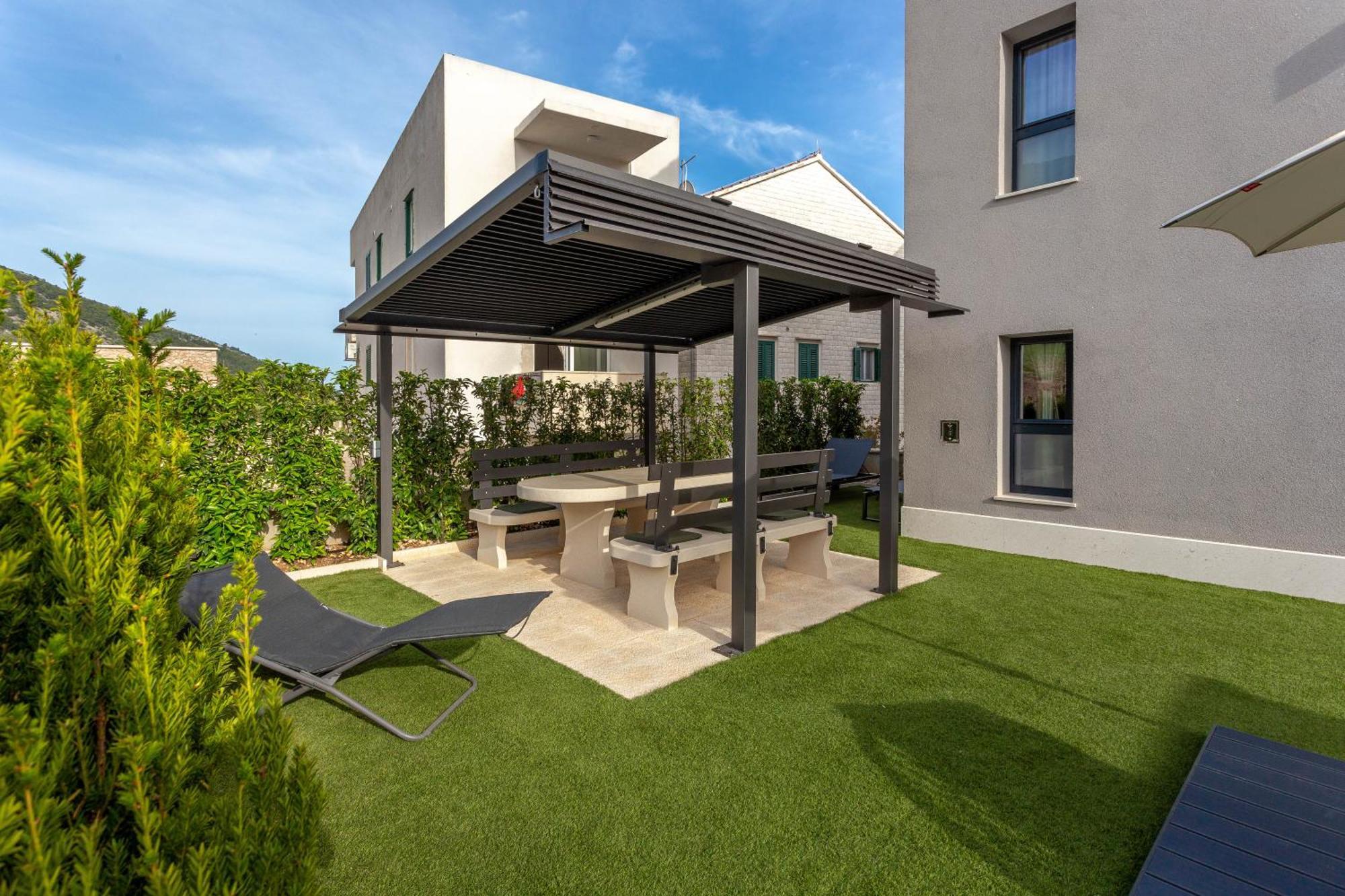 Grey House Apartment Bol Exterior photo