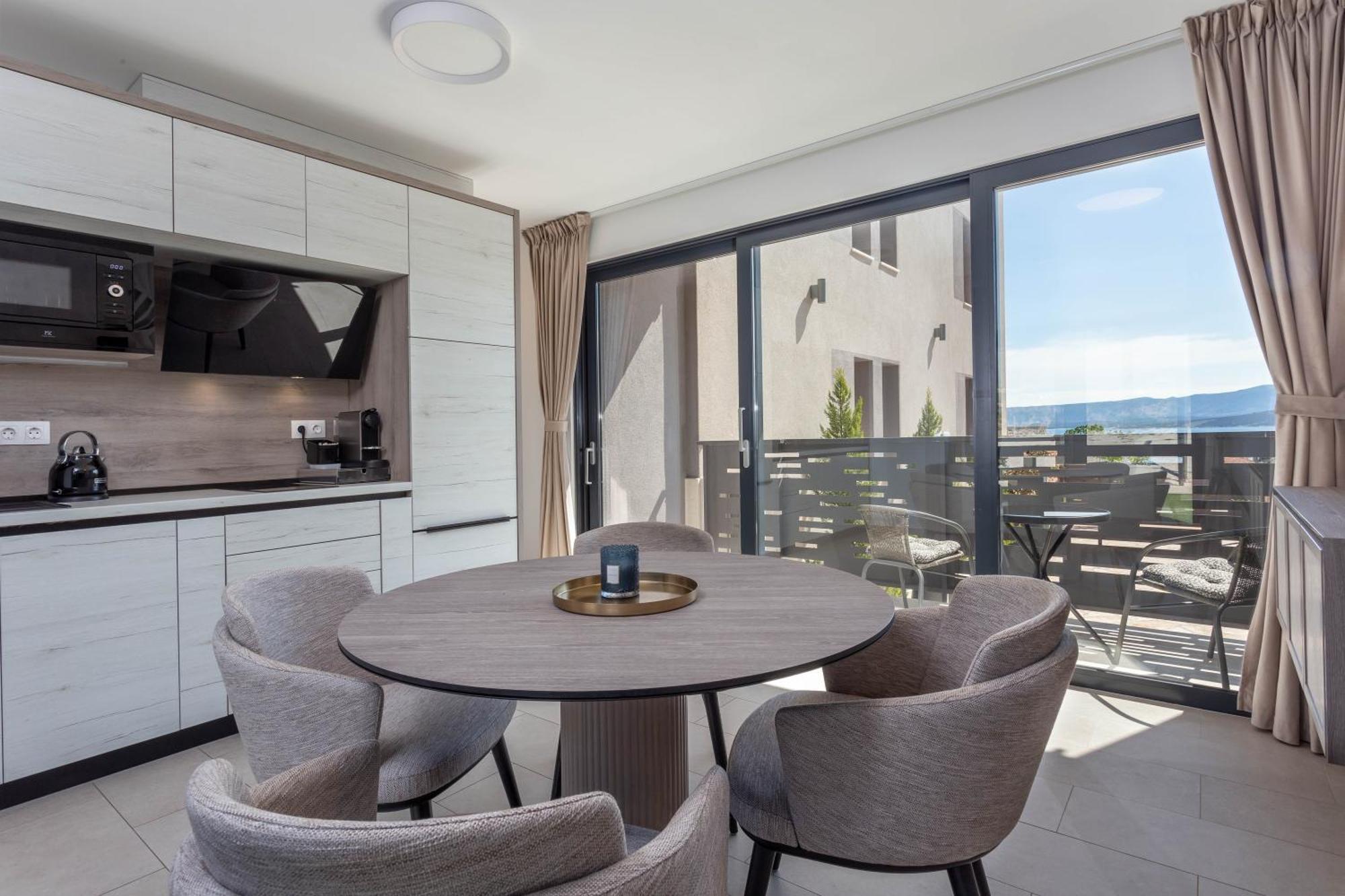 Grey House Apartment Bol Exterior photo